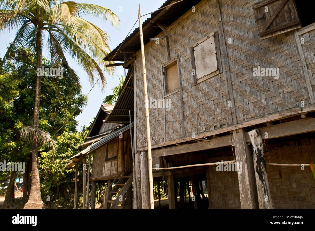 Ein traditionelles Haus auf Stelzen in einem kleinen Dorf in der Nähe von Houayxay, Laos. Stockfoto