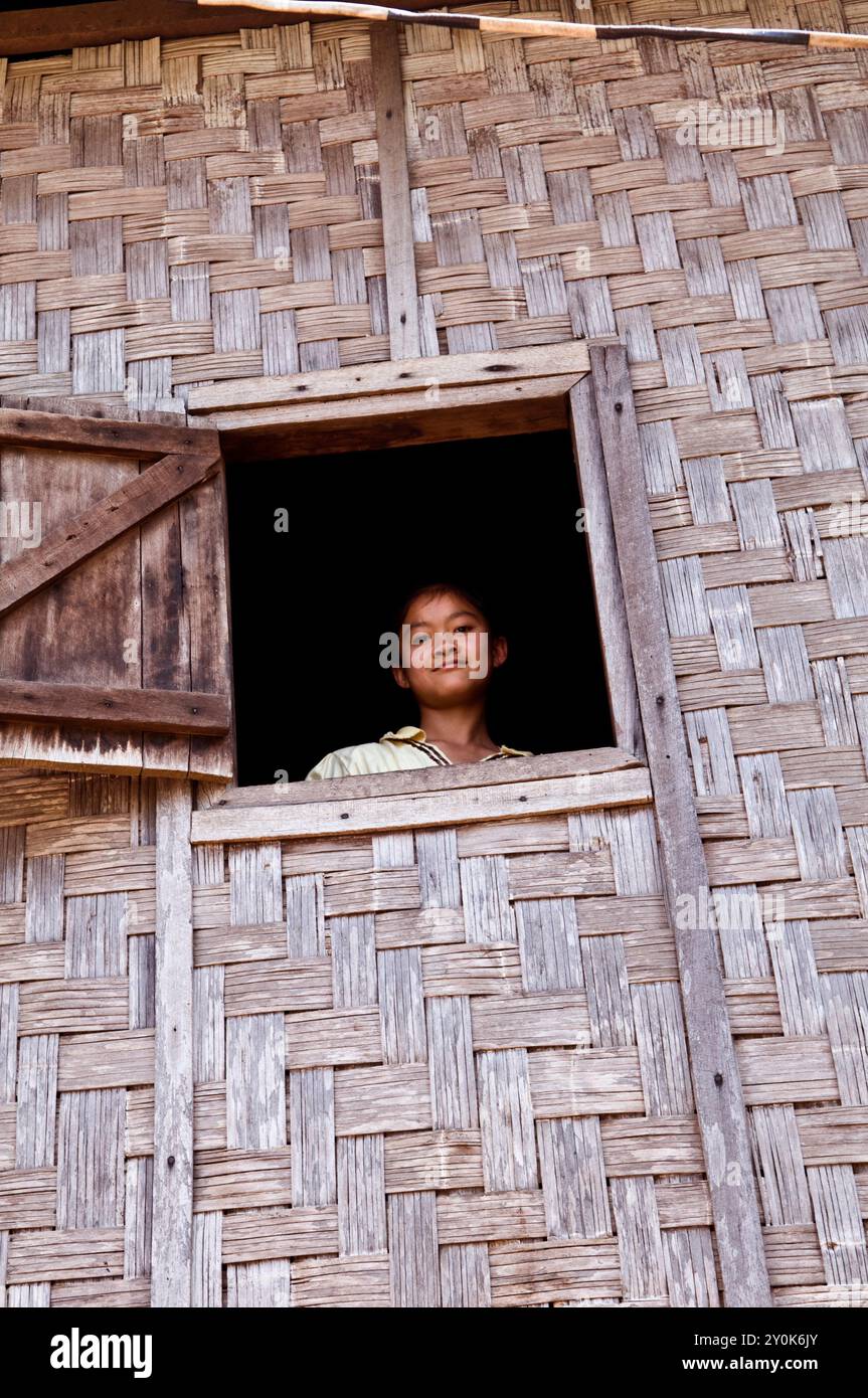 Ein traditionelles Haus auf Stelzen in einem kleinen Dorf in der Nähe von Houayxay, Laos. Stockfoto