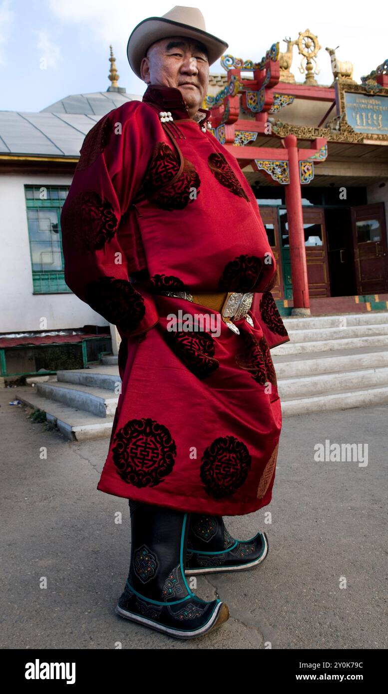 Mongolische Nomaden besuchen das Kloster Gandantegchinlen in Ulaanbaatar, Mongolei. Stockfoto