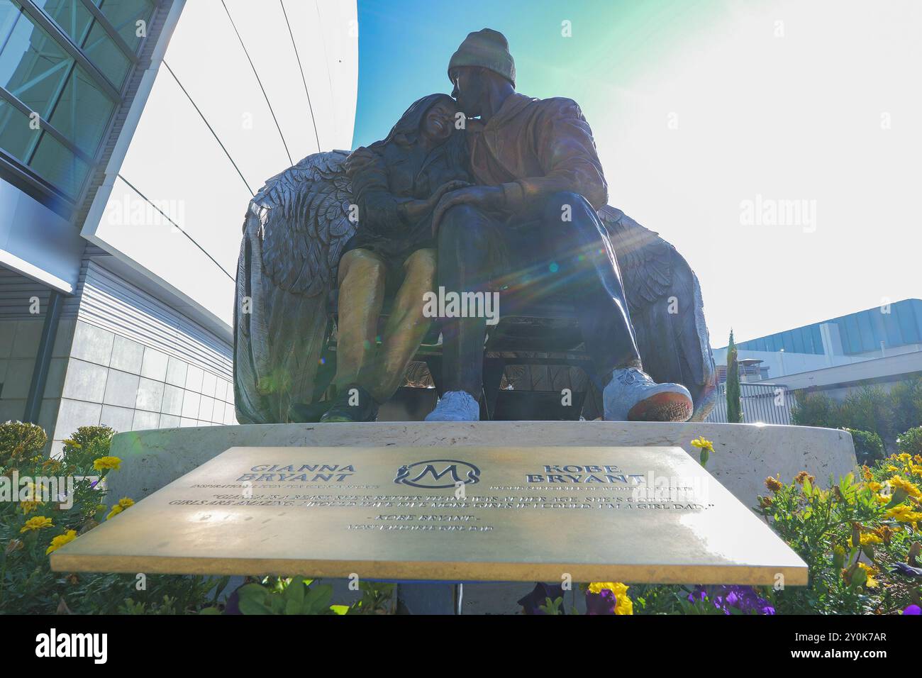 Los Angeles, USA. Januar 2023. Kobe und Gianna Bryant gehörten zu den neun Menschen, die bei einem Hubschrauberabsturz am 26. Januar 2020 in Calabasas ums Leben kamen. Die neue Statue reproduziert einen Moment vom 29. Dezember 2019, als Vater und Tochter am Hof saßen, um ein Heimspiel der Lakers gegen die Dallas Mavericks zu sehen. Kobe trug eine Eagles-Skimütze, die Gianna ihm zu Weihnachten schenkte, und trug ein orangefarbenes WNBA-Sweatshirt. Das Duo wurde in Fotos aufgenommen, in denen die Handlung auf dem Spielfeld diskutiert wurde. (Kreditbild: © Alberto Sibaja/Pacific Press via ZUMA Press Wire) NUR REDAKTIONELLE VERWENDUNG! Nicht für Commer Stockfoto