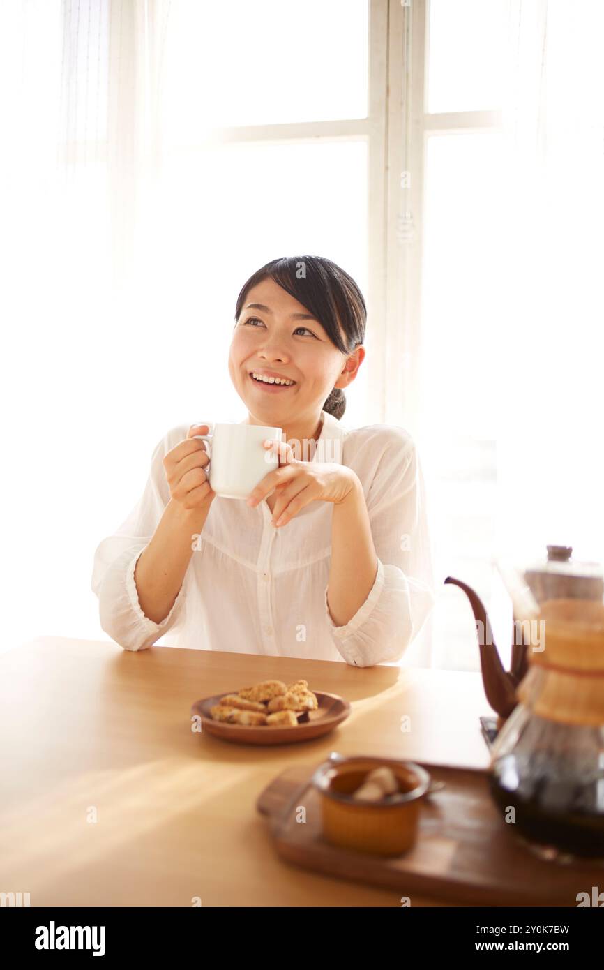 Frau trinkt Kaffee Stockfoto