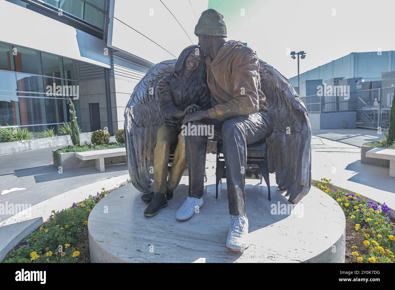 Los Angeles, USA. Januar 2023. Kobe und Gianna Bryant gehörten zu den neun Menschen, die bei einem Hubschrauberabsturz am 26. Januar 2020 in Calabasas ums Leben kamen. Die neue Statue reproduziert einen Moment vom 29. Dezember 2019, als Vater und Tochter am Hof saßen, um ein Heimspiel der Lakers gegen die Dallas Mavericks zu sehen. Kobe trug eine Eagles-Skimütze, die Gianna ihm zu Weihnachten schenkte, und trug ein orangefarbenes WNBA-Sweatshirt. Das Duo wurde in Fotos aufgenommen, in denen die Handlung auf dem Spielfeld diskutiert wurde. (Kreditbild: © Alberto Sibaja/Pacific Press via ZUMA Press Wire) NUR REDAKTIONELLE VERWENDUNG! Nicht für Commer Stockfoto