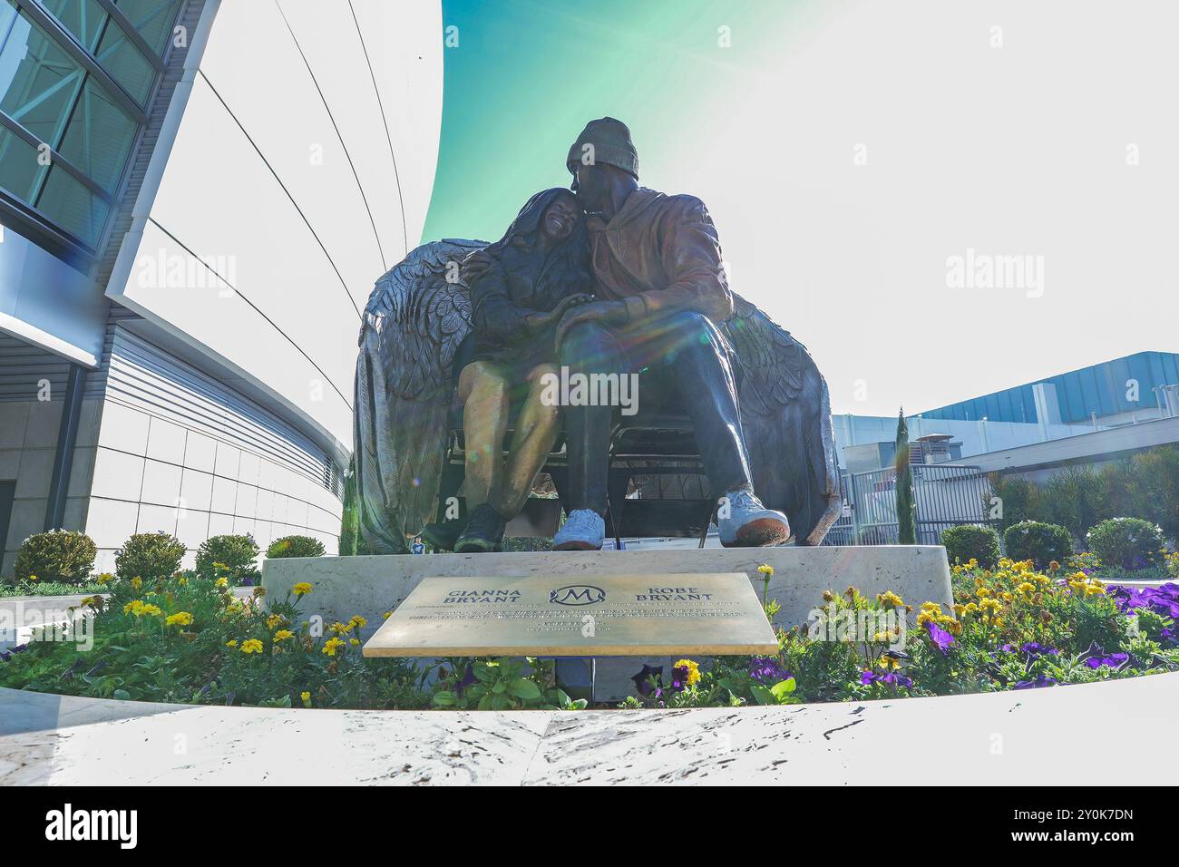 Los Angeles, USA. Januar 2023. Kobe und Gianna Bryant gehörten zu den neun Menschen, die bei einem Hubschrauberabsturz am 26. Januar 2020 in Calabasas ums Leben kamen. Die neue Statue reproduziert einen Moment vom 29. Dezember 2019, als Vater und Tochter am Hof saßen, um ein Heimspiel der Lakers gegen die Dallas Mavericks zu sehen. Kobe trug eine Eagles-Skimütze, die Gianna ihm zu Weihnachten schenkte, und trug ein orangefarbenes WNBA-Sweatshirt. Das Duo wurde in Fotos aufgenommen, in denen die Handlung auf dem Spielfeld diskutiert wurde. (Kreditbild: © Alberto Sibaja/Pacific Press via ZUMA Press Wire) NUR REDAKTIONELLE VERWENDUNG! Nicht für Commer Stockfoto