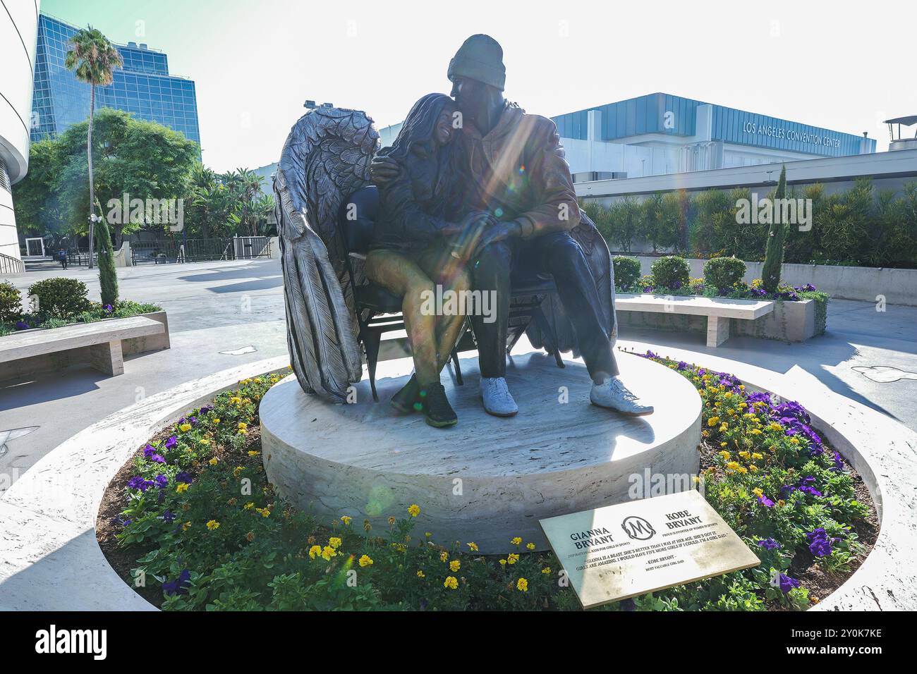 Los Angeles, USA. Januar 2023. Kobe und Gianna Bryant gehörten zu den neun Menschen, die bei einem Hubschrauberabsturz am 26. Januar 2020 in Calabasas ums Leben kamen. Die neue Statue reproduziert einen Moment vom 29. Dezember 2019, als Vater und Tochter am Hof saßen, um ein Heimspiel der Lakers gegen die Dallas Mavericks zu sehen. Kobe trug eine Eagles-Skimütze, die Gianna ihm zu Weihnachten schenkte, und trug ein orangefarbenes WNBA-Sweatshirt. Das Duo wurde in Fotos aufgenommen, in denen die Handlung auf dem Spielfeld diskutiert wurde. (Kreditbild: © Alberto Sibaja/Pacific Press via ZUMA Press Wire) NUR REDAKTIONELLE VERWENDUNG! Nicht für Commer Stockfoto