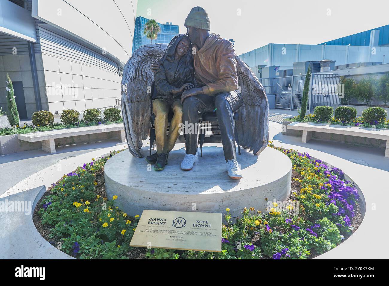 Los Angeles, USA. Januar 2023. Kobe und Gianna Bryant gehörten zu den neun Menschen, die bei einem Hubschrauberabsturz am 26. Januar 2020 in Calabasas ums Leben kamen. Die neue Statue reproduziert einen Moment vom 29. Dezember 2019, als Vater und Tochter am Hof saßen, um ein Heimspiel der Lakers gegen die Dallas Mavericks zu sehen. Kobe trug eine Eagles-Skimütze, die Gianna ihm zu Weihnachten schenkte, und trug ein orangefarbenes WNBA-Sweatshirt. Das Duo wurde in Fotos aufgenommen, in denen die Handlung auf dem Spielfeld diskutiert wurde. (Kreditbild: © Alberto Sibaja/Pacific Press via ZUMA Press Wire) NUR REDAKTIONELLE VERWENDUNG! Nicht für Commer Stockfoto