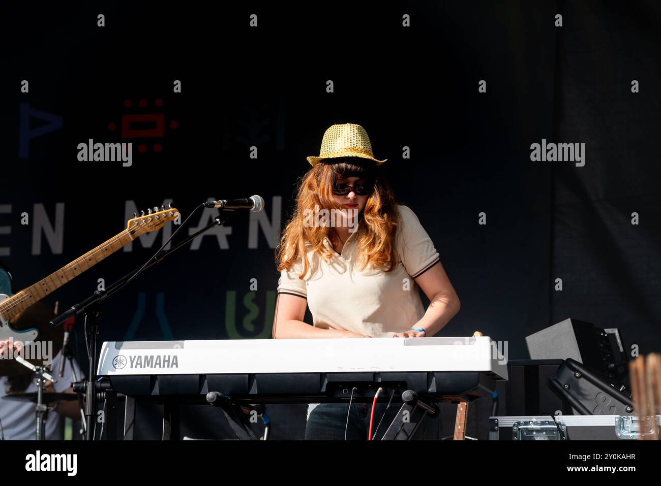 MAN/WOMAN/KETTENSÄGE, KONZERT, 2024: Die Band man/Woman/Chainsaw Play The Rising Stage. Tag 2 des Green man Festivals 2024 im Glanusk Park, Brecon am 16. August 2024, Wales. Foto: Rob Watkins. INFO: Dieses in London ansässige experimentelle Musikprojekt ist bekannt für seine eklektische Mischung aus Genres, einschließlich Noise, Industrial und Avantgarde. Sie sind Vera Leppänen (Gesang und Bass), Billy Ward (Gesang und Gitarre), Lola Cherry (Schlagzeug), Clio Harwood (Violine) und Emmie-Mae Avery (Klavier, Synth und Gesang) Stockfoto