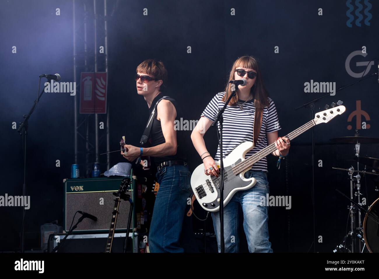 MAN/WOMAN/KETTENSÄGE, KONZERT, 2024: Die Band man/Woman/Chainsaw Play The Rising Stage. Tag 2 des Green man Festivals 2024 im Glanusk Park, Brecon am 16. August 2024, Wales. Foto: Rob Watkins. INFO: Dieses in London ansässige experimentelle Musikprojekt ist bekannt für seine eklektische Mischung aus Genres, einschließlich Noise, Industrial und Avantgarde. Sie sind Vera Leppänen (Gesang und Bass), Billy Ward (Gesang und Gitarre), Lola Cherry (Schlagzeug), Clio Harwood (Violine) und Emmie-Mae Avery (Klavier, Synth und Gesang) Stockfoto