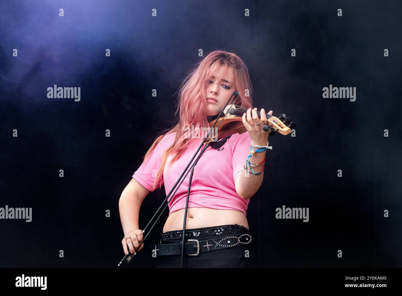 MAN/WOMAN/KETTENSÄGE, KONZERT, 2024: Die Band man/Woman/Chainsaw Play The Rising Stage. Tag 2 des Green man Festivals 2024 im Glanusk Park, Brecon am 16. August 2024, Wales. Foto: Rob Watkins. INFO: Dieses in London ansässige experimentelle Musikprojekt ist bekannt für seine eklektische Mischung aus Genres, einschließlich Noise, Industrial und Avantgarde. Sie sind Vera Leppänen (Gesang und Bass), Billy Ward (Gesang und Gitarre), Lola Cherry (Schlagzeug), Clio Harwood (Violine) und Emmie-Mae Avery (Klavier, Synth und Gesang) Stockfoto