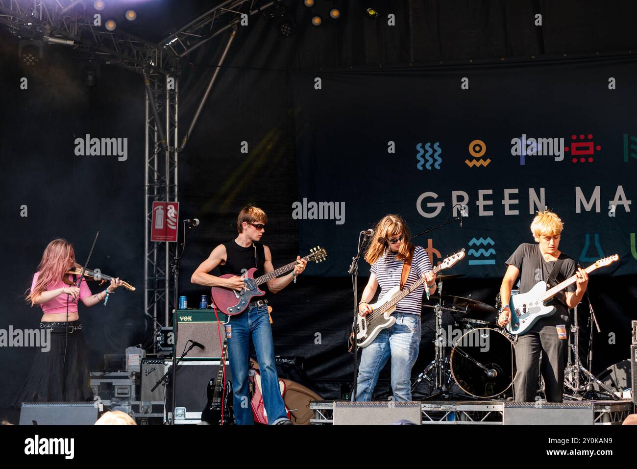 MAN/WOMAN/KETTENSÄGE, KONZERT, 2024: Die Band man/Woman/Chainsaw Play The Rising Stage. Tag 2 des Green man Festivals 2024 im Glanusk Park, Brecon am 16. August 2024, Wales. Foto: Rob Watkins. INFO: Dieses in London ansässige experimentelle Musikprojekt ist bekannt für seine eklektische Mischung aus Genres, einschließlich Noise, Industrial und Avantgarde. Sie sind Vera Leppänen (Gesang und Bass), Billy Ward (Gesang und Gitarre), Lola Cherry (Schlagzeug), Clio Harwood (Violine) und Emmie-Mae Avery (Klavier, Synth und Gesang) Stockfoto