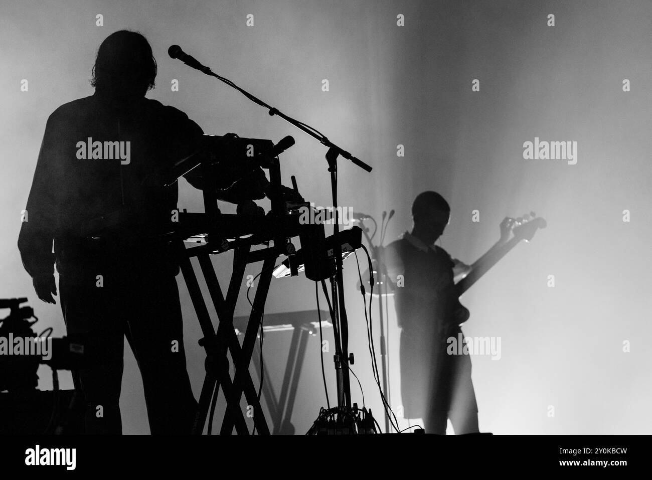 MOUNT KIMBIE, GREEN MAN FESTIVAL, 2024: Die Band Mount Kimbie spielt ein dramatisches, hinterleuchtetes Set auf der Mountain Stage. Tag 2 des Green man Festivals 2024 im Glanusk Park, Brecon, Wales am 16. August 2024. Foto: Rob Watkins. INFO: Mount Kimbie ist ein britisches Musikduo, das für seine innovative Mischung aus Post-Dubstep, Ambient und experimentellen Sounds bekannt ist. Ihre Musik zeichnet sich durch komplexe Rhythmen, atmosphärische Texturen und emotionale Vocals aus, die eine einzigartige und einflussreiche Präsenz in der elektronischen Musikszene schaffen. Stockfoto