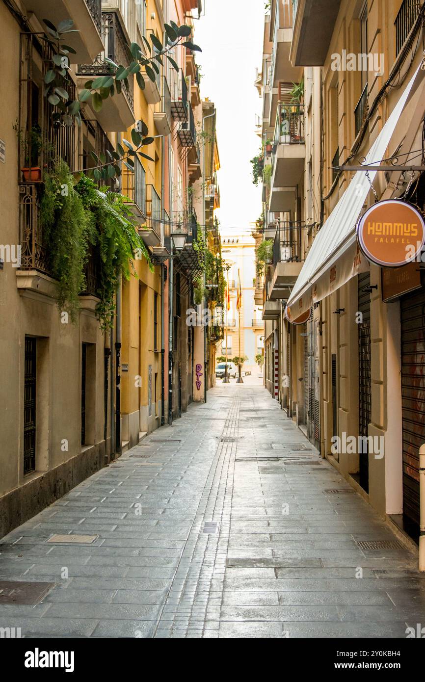 Enge Kopfsteinpflasterstraße in der Nähe der Placa de la Mare de Deu, Valencia, Spanien. Stockfoto