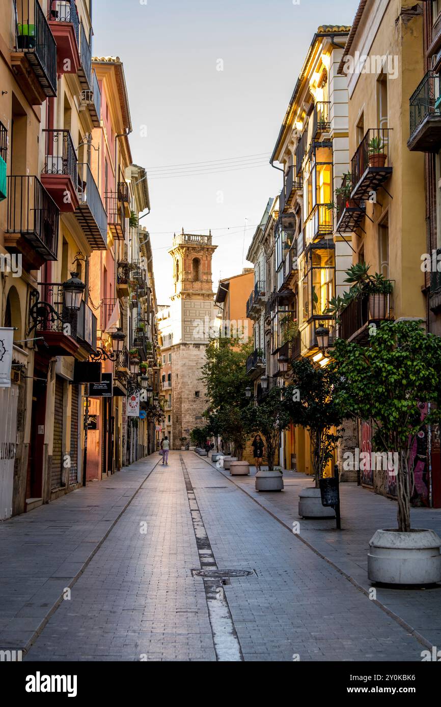 Enge Kopfsteinpflasterstraße in der Nähe der Placa de la Mare de Deu (Plaza de la Virgen), Valencia, Spanien. Stockfoto