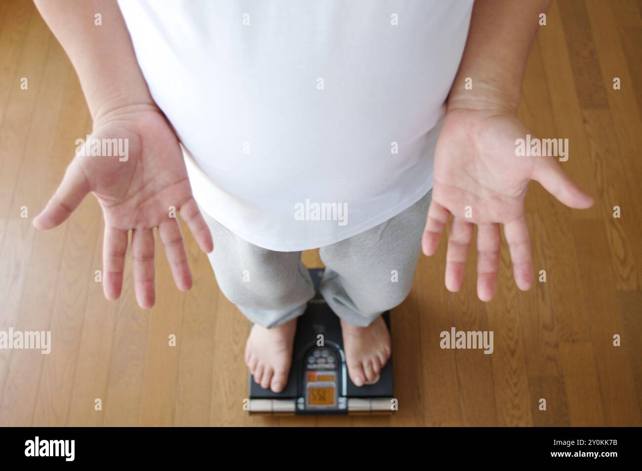 Gliedmaßen eines Mannes, der auf eine Waage kommt Stockfoto