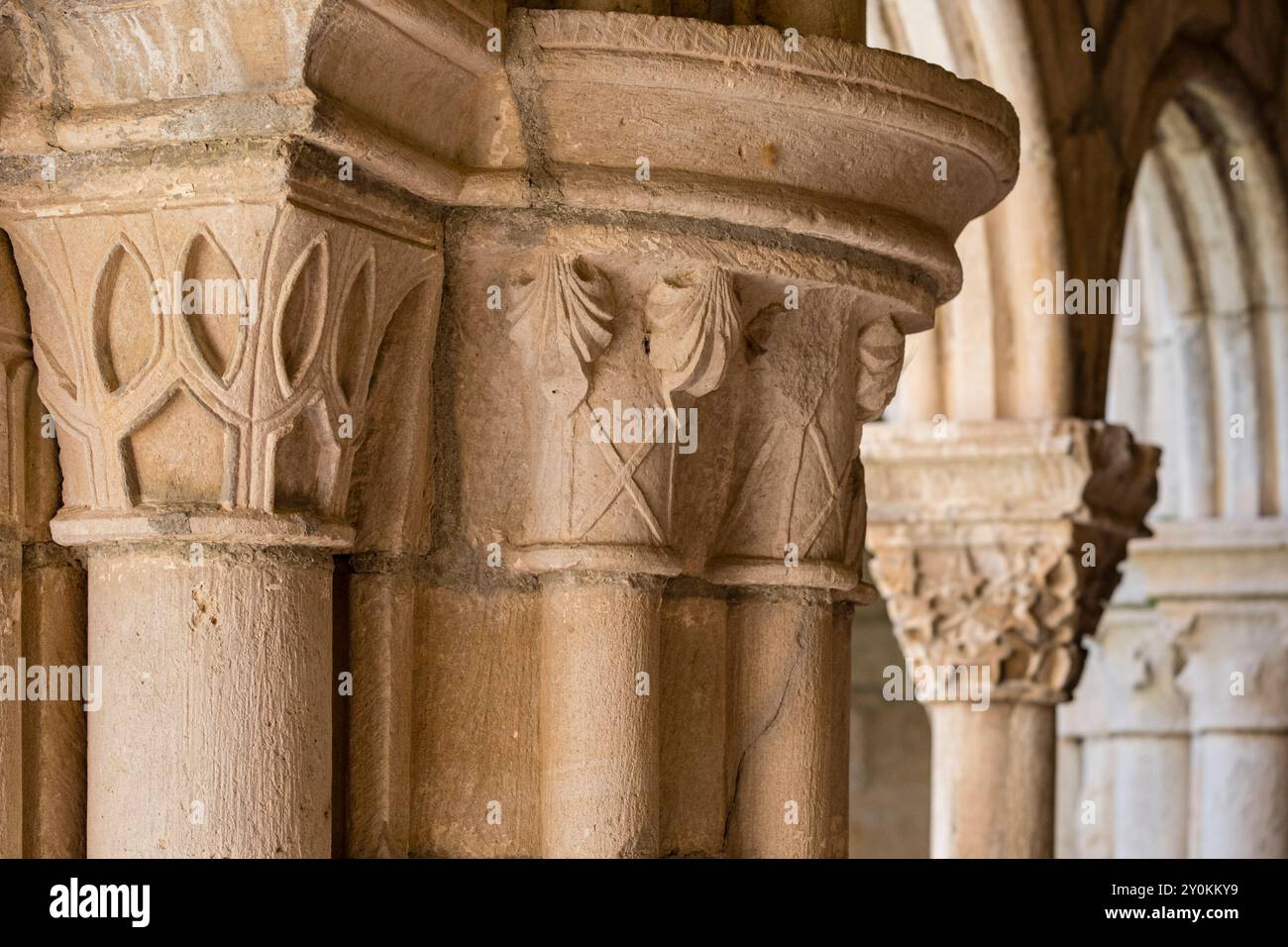 Hauptstadt mit Pilgermuscheln nach Santiago, Kloster Santa María la Real de Iranzu, Kreuzgang, 12. - 14. Jahrhundert, Jakobsweg, Abárzuza, Navarra Stockfoto