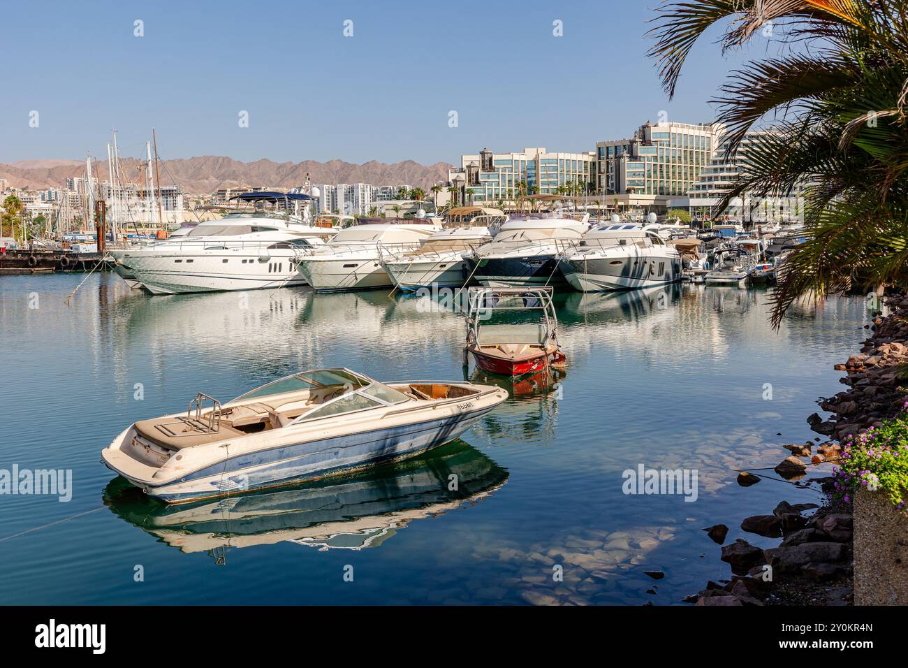 Eilat Lagunenhafen mit Yachten. Hotelgebäude. Berge im Hintergrund. Wunderschönes Resort am Roten Meer Stockfoto