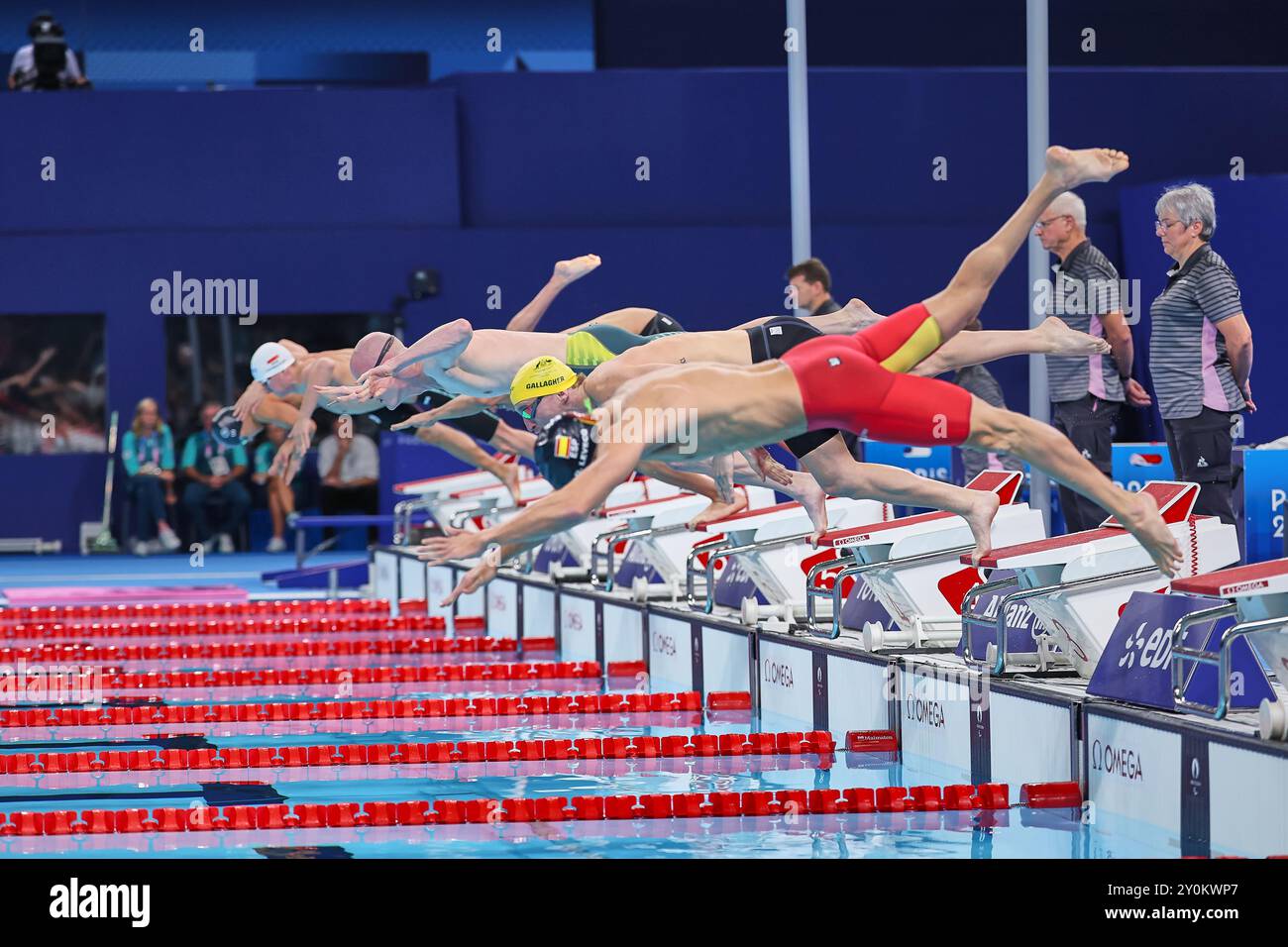 Paris, Paris, Frankreich. September 2024. Impressionen, Athleten, Schwimmer, die während des paralympischen Schwimmwettbewerbs in den Pool springen (Foto: © Mathias Schulz/ZUMA Press Wire) NUR REDAKTIONELLE VERWENDUNG! Nicht für kommerzielle ZWECKE! Stockfoto