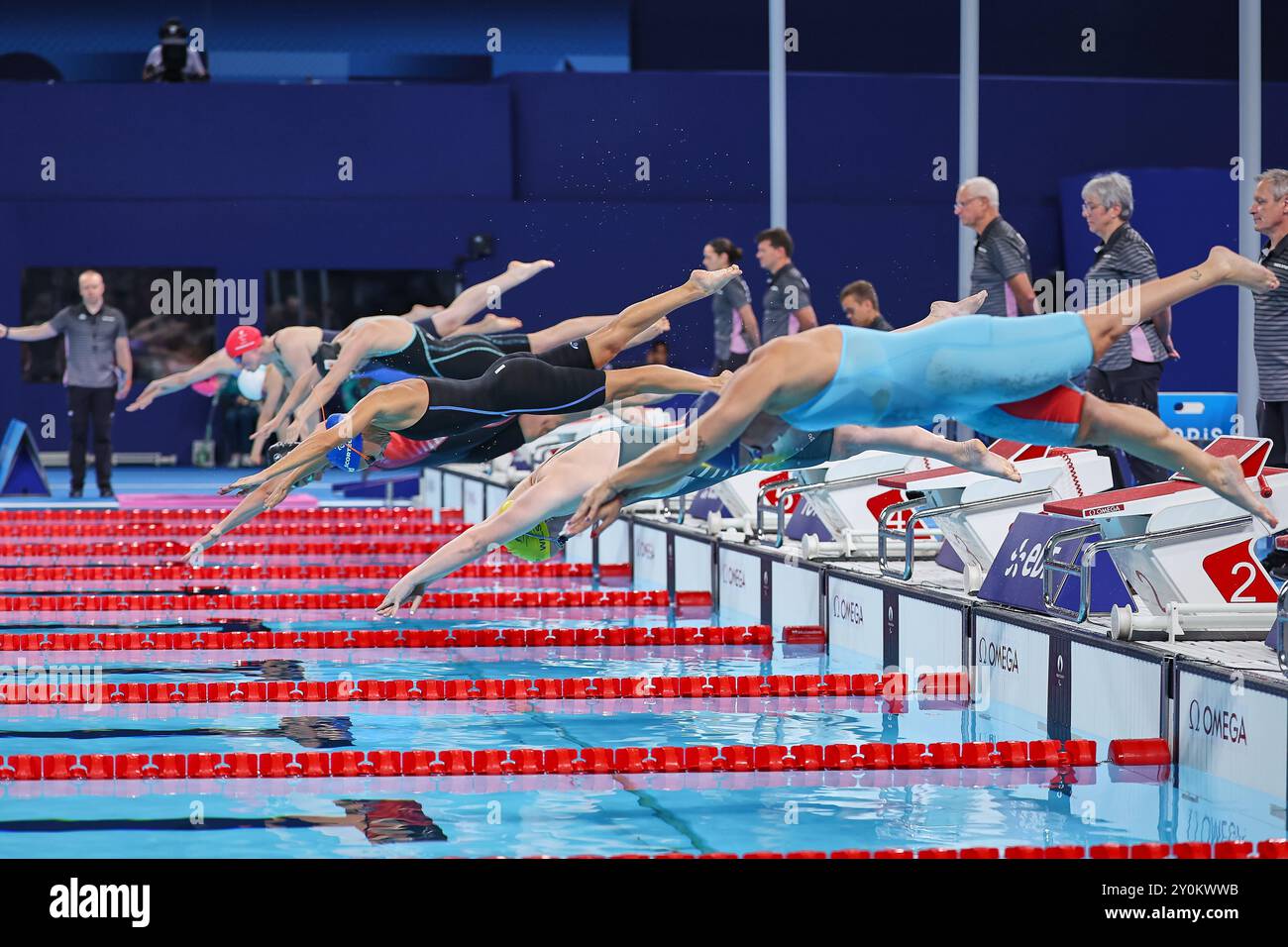 Paris, Paris, Frankreich. September 2024. Impressionen, Athleten, Schwimmer, die während des paralympischen Schwimmwettbewerbs in den Pool springen (Foto: © Mathias Schulz/ZUMA Press Wire) NUR REDAKTIONELLE VERWENDUNG! Nicht für kommerzielle ZWECKE! Stockfoto
