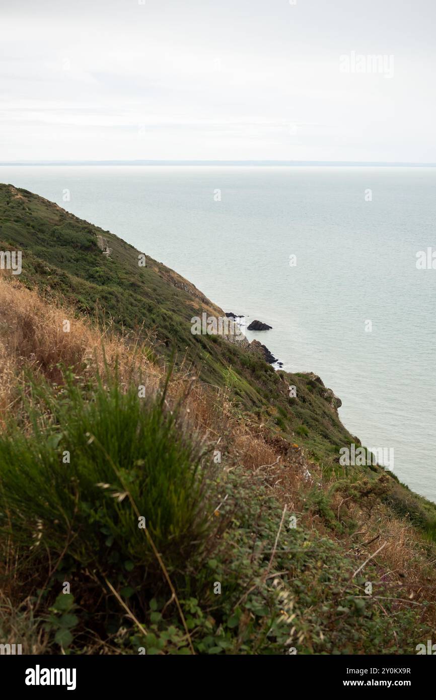 Bucht von Mont Saint-Michel von einer Klippe bei grauem Wetter - Cote de la Manche - Frankreich Stockfoto