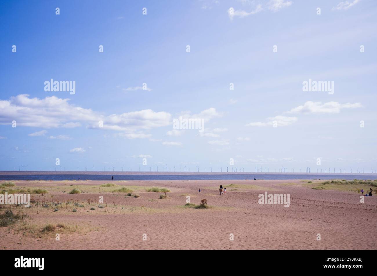 Der Strand von Chapel St Leonards mit Windpark vor der Küste Stockfoto