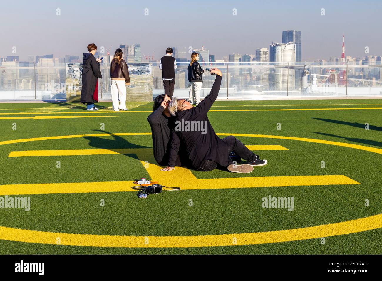 Touristen auf dem Shibuya Scramble Square machen Fotos von sich selbst auf einem Dach von tokio Stockfoto