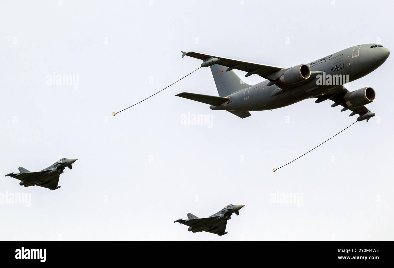 Luftwaffe Airbus A310 MRTT betankt zwei Eurofighter Typhoons Kampfflugzeuge während der Berliner ILA Air Show. Berlin, Deutschland - April Stockfoto