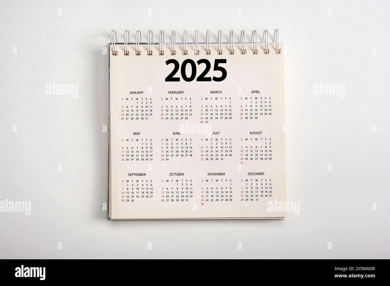 Kalender 2025 auf weißem Hintergrund. 2025 Kalenderplanung Terminbesprechungskonzept. Neujahr
