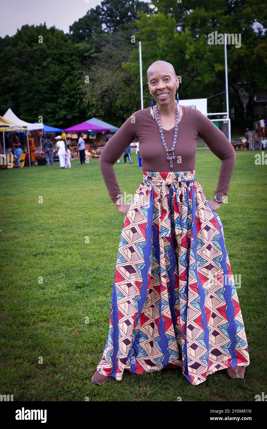 Eine weibliche Teilnehmerin der jährlichen Wakanda Celebration in markanten Kunsthosen mit kongolesischem Design. In Mount Vernon, Westchester, New York. Stockfoto