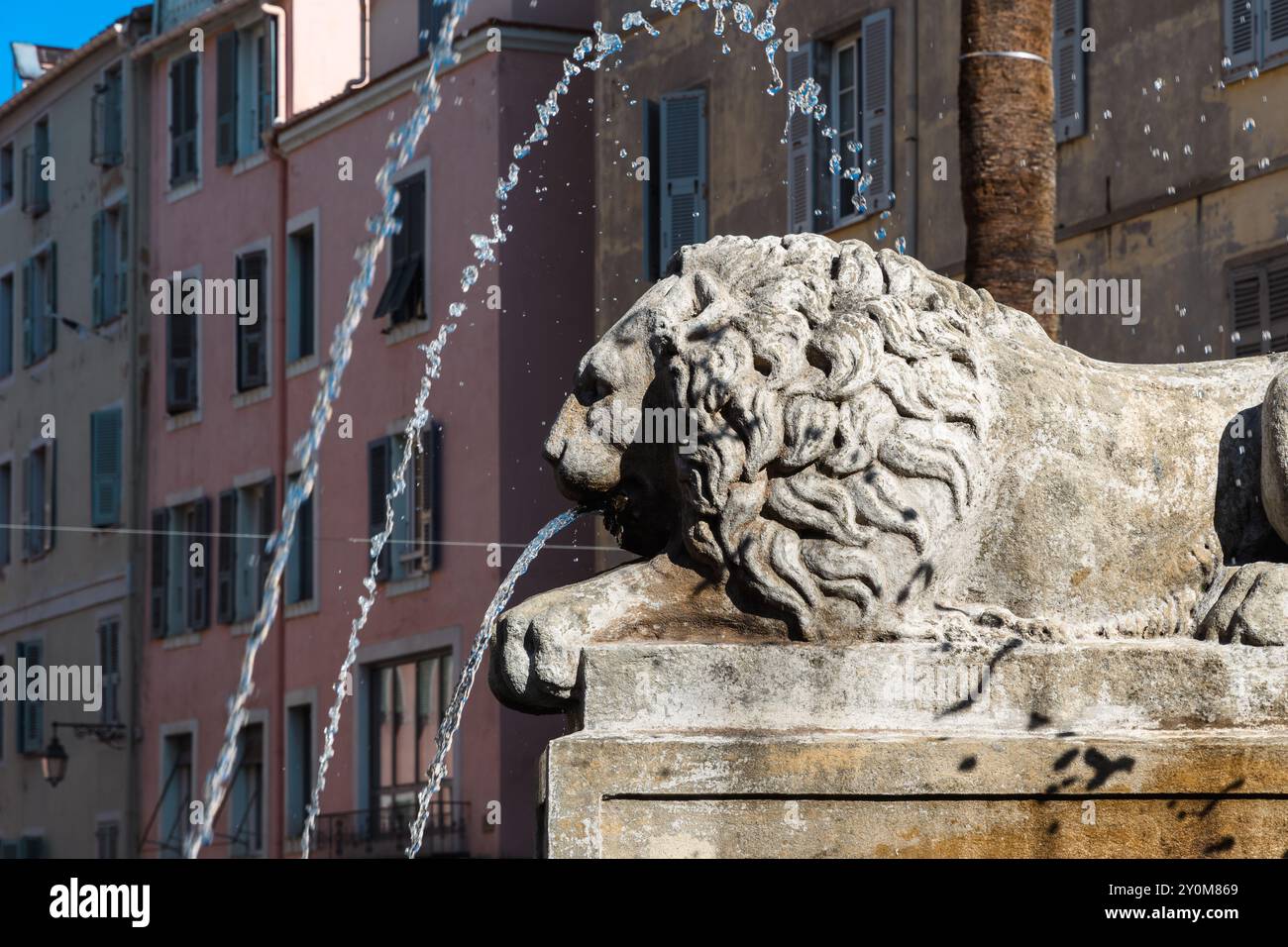 Ajaccio, Korsika - 11. Oktober 2019: Löwenbrunnen aus Stein in der historischen europäischen Stadt. Stockfoto