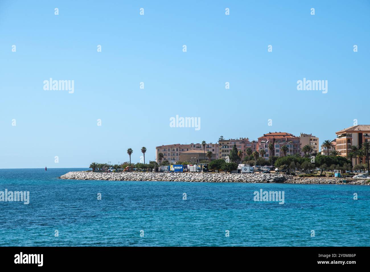 Ajaccio, Korsika - 11. Oktober 2019: Ruhige Mittelmeerküste mit klarem Himmel. Stockfoto