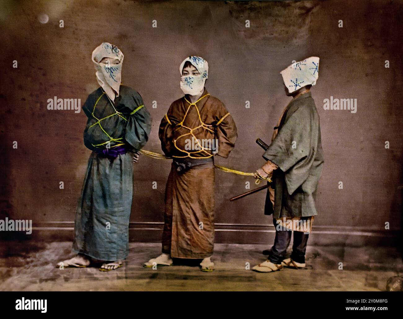 Constable with Two Criminals 1880 von Usui Shuzaburo, japanisches handkoloriertes Schwarzweißfoto Japan Ende 19. - Anfang des 20. Jahrhunderts Vintage Albumenfotografie ( Historic History ) digitale verbesserte Wiedergabe. Stockfoto