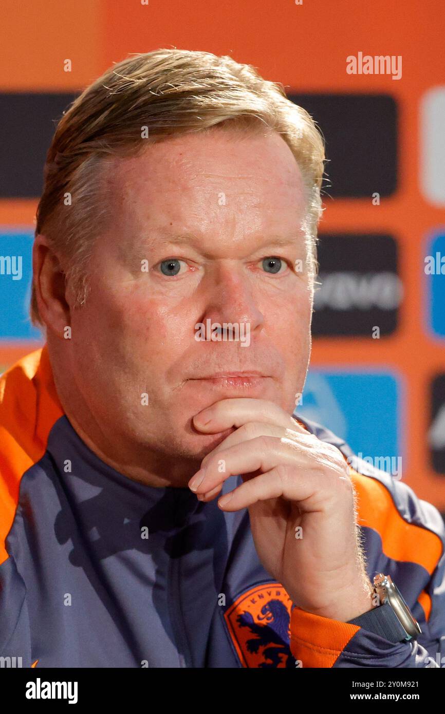 Zeist, Niederlande. September 2024. ZEIST, NIEDERLANDE - 3. SEPTEMBER: Trainer Ronald Koeman aus den Niederlanden während einer Pressekonferenz der Niederlande im KNVB Sportcentrum am 3. September 2024 in Zeist, Niederlande. (Foto: Broer van den Boom/Orange Pictures) Credit: Orange Pics BV/Alamy Live News Stockfoto