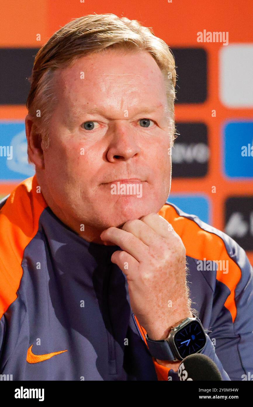 Zeist, Niederlande. September 2024. ZEIST, NIEDERLANDE - 3. SEPTEMBER: Trainer Ronald Koeman aus den Niederlanden während einer Pressekonferenz der Niederlande im KNVB Sportcentrum am 3. September 2024 in Zeist, Niederlande. (Foto: Broer van den Boom/Orange Pictures) Credit: Orange Pics BV/Alamy Live News Stockfoto