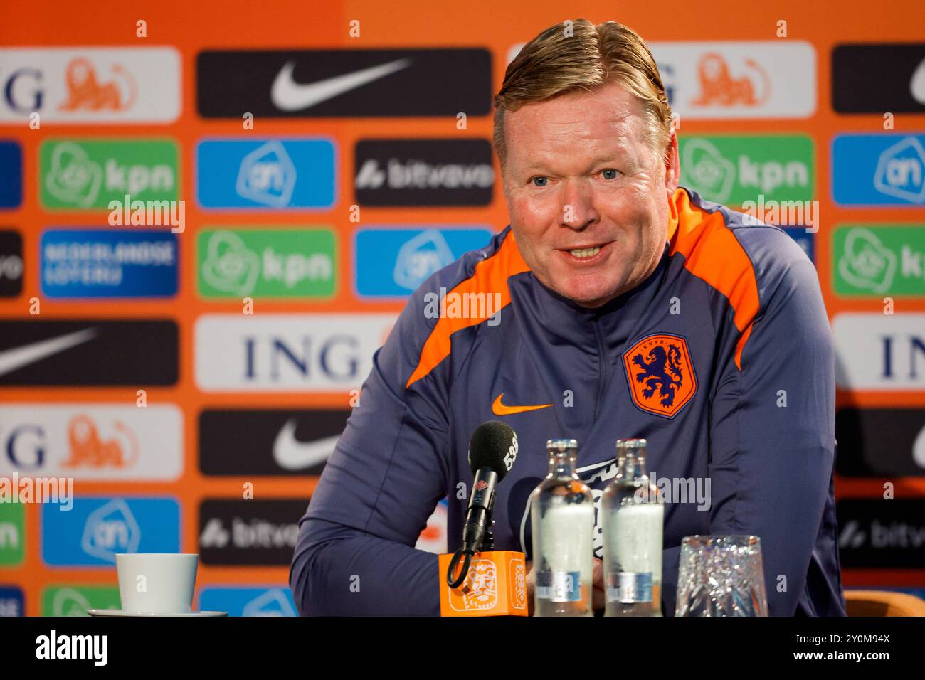 Zeist, Niederlande. September 2024. ZEIST, NIEDERLANDE - 3. SEPTEMBER: Trainer Ronald Koeman aus den Niederlanden während einer Pressekonferenz der Niederlande im KNVB Sportcentrum am 3. September 2024 in Zeist, Niederlande. (Foto: Broer van den Boom/Orange Pictures) Credit: Orange Pics BV/Alamy Live News Stockfoto