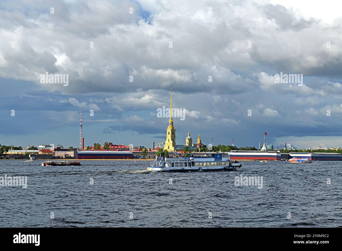 Kreuzfahrtschiffe vor der Peter-und-Paul-Festung (1703-1740). Sankt Petersburg, Russland Stockfoto