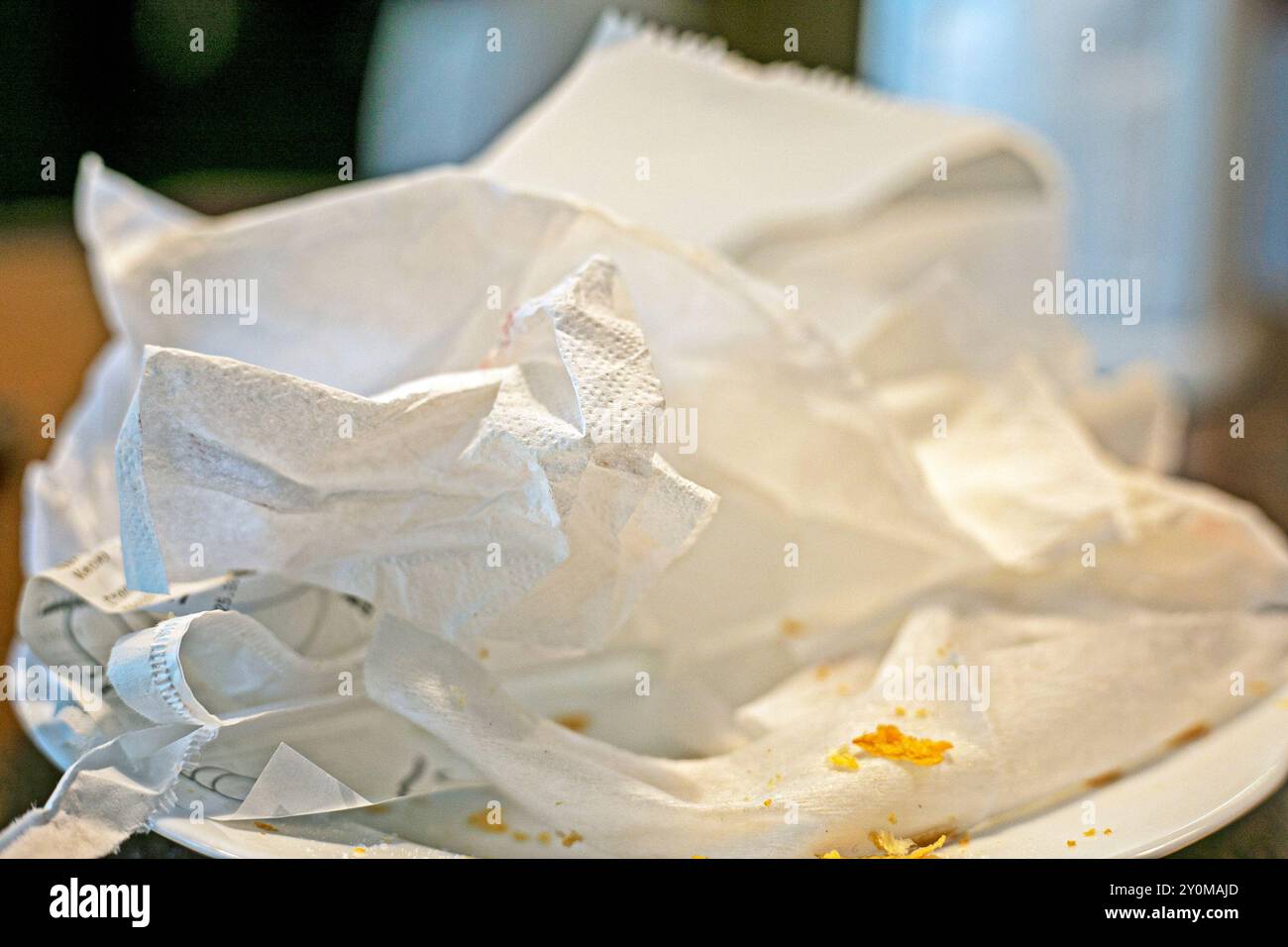 Servietten nach dem Essen auf dem Tisch. Imbiss am Morgen. Recycling Stockfoto