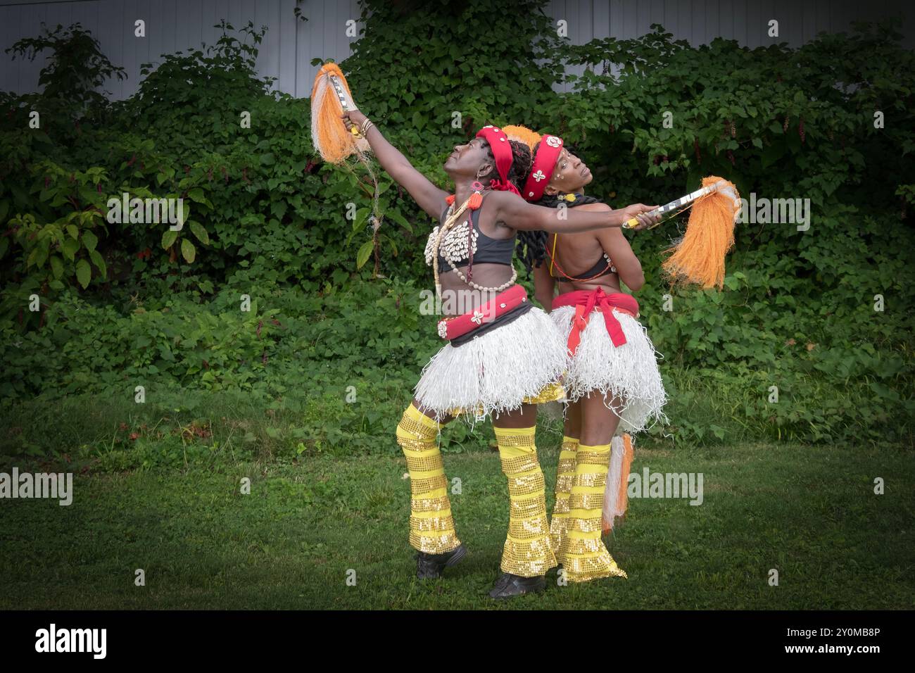2 Tänzer der Fusha Dance Company tanzen kongolesische Kostüme. Bei der Wakanda Celebration in Mount Vernon, Westchester, New York. Stockfoto
