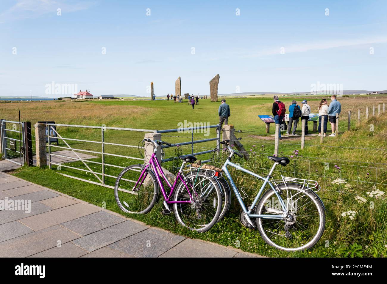 Radfahrer besuchen die Stones of Stenness auf Orkney. Stockfoto