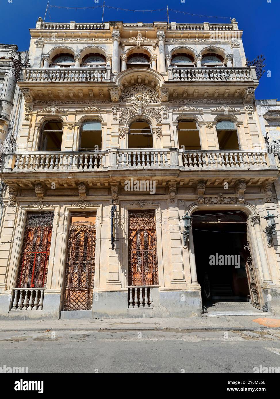 661 eklektisches Gebäude aus dem Jahr 1913 - ehemaliges Mansion Camaguey - wurde 1993 in einem bekannten Film gezeigt, seit 1996 ein berühmtes paladar-Privatrestaurant. Havanna-Kuba. Stockfoto