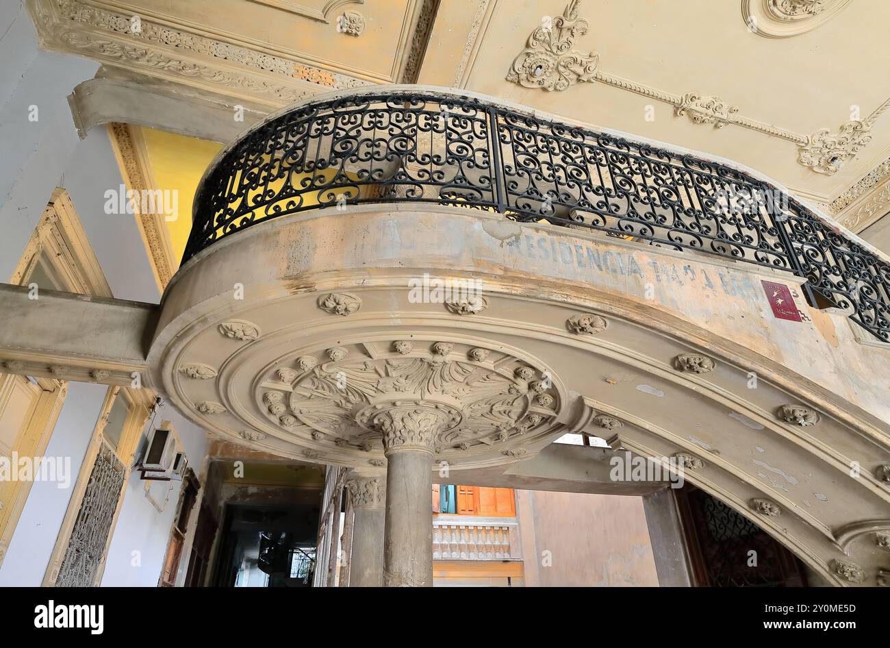 662 eklektisches Gebäude - ehemaliges Mansion Camaguey - Haupttreppe in die 3. Etage, seit 1996 ein renommiertes paladar-Privatrestaurant. Havanna-Kuba. Stockfoto