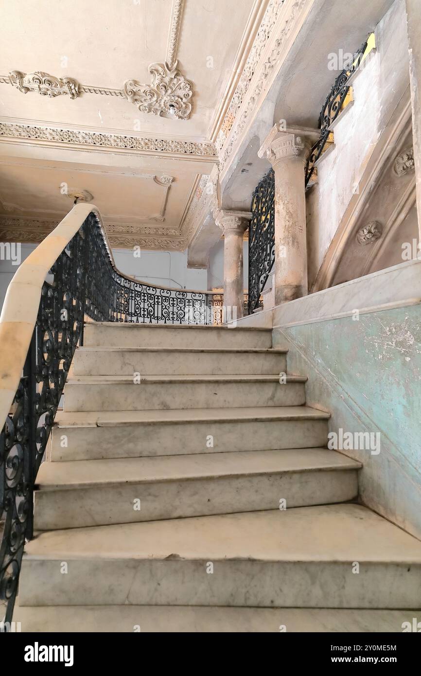 663 eklektisches Gebäude - ehemaliges Mansion Camaguey - Haupttreppe in die 3. Etage, seit 1996 ein renommiertes paladar-Privatrestaurant. Havanna-Kuba. Stockfoto
