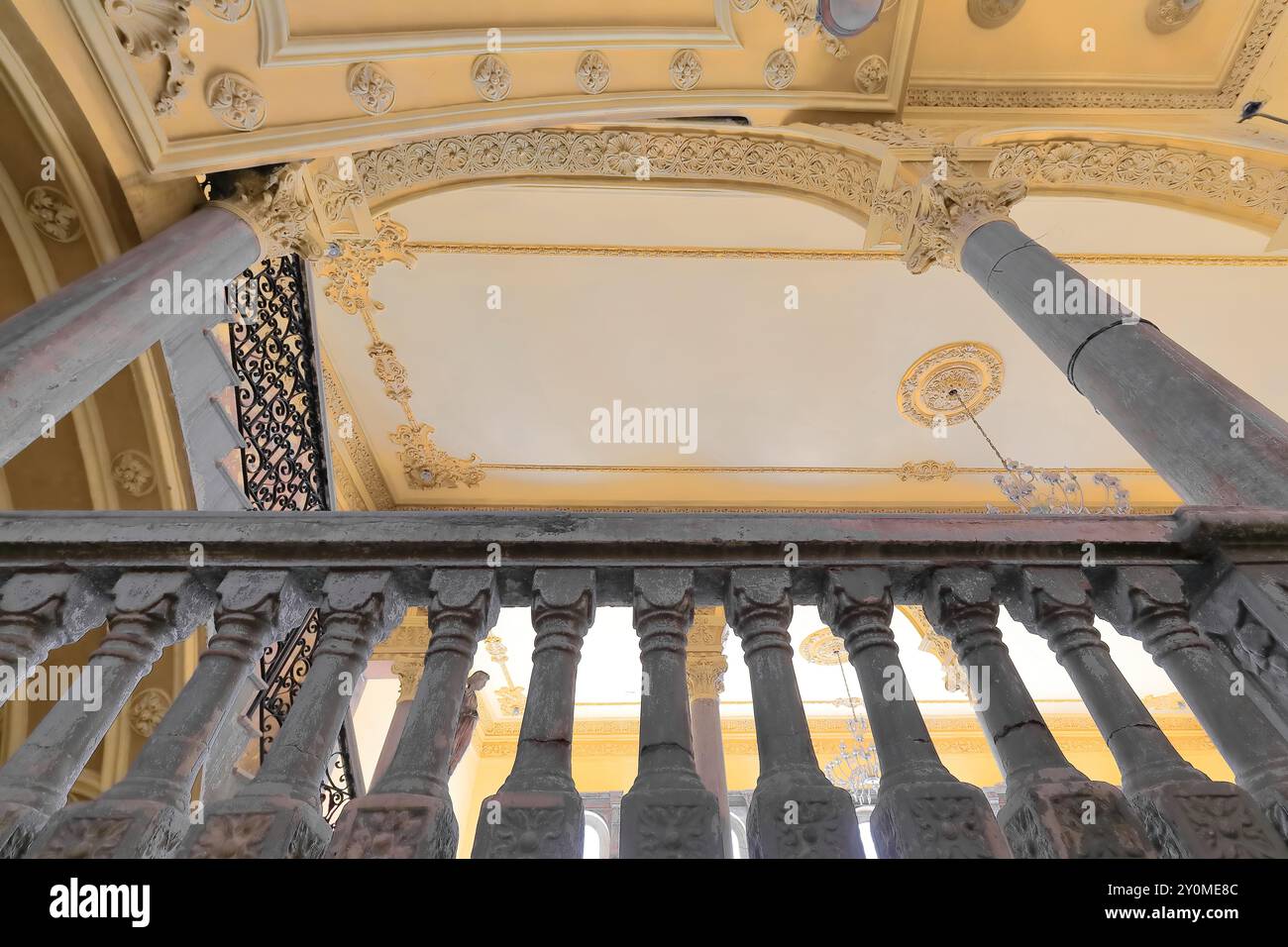 664 eklektisches Gebäude - ehemaliges Mansion Camaguey - Haupttreppe in die 3. Etage, seit 1996 ein renommiertes paladar-Privatrestaurant. Havanna-Kuba. Stockfoto