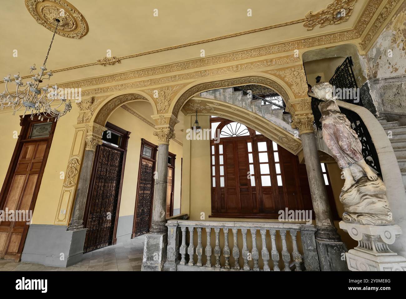 665 eklektisches Gebäude - ehemaliges Mansion Camaguey - Haupttreppe in die 3. Etage, seit 1996 ein renommiertes paladar-Privatrestaurant. Havanna-Kuba. Stockfoto
