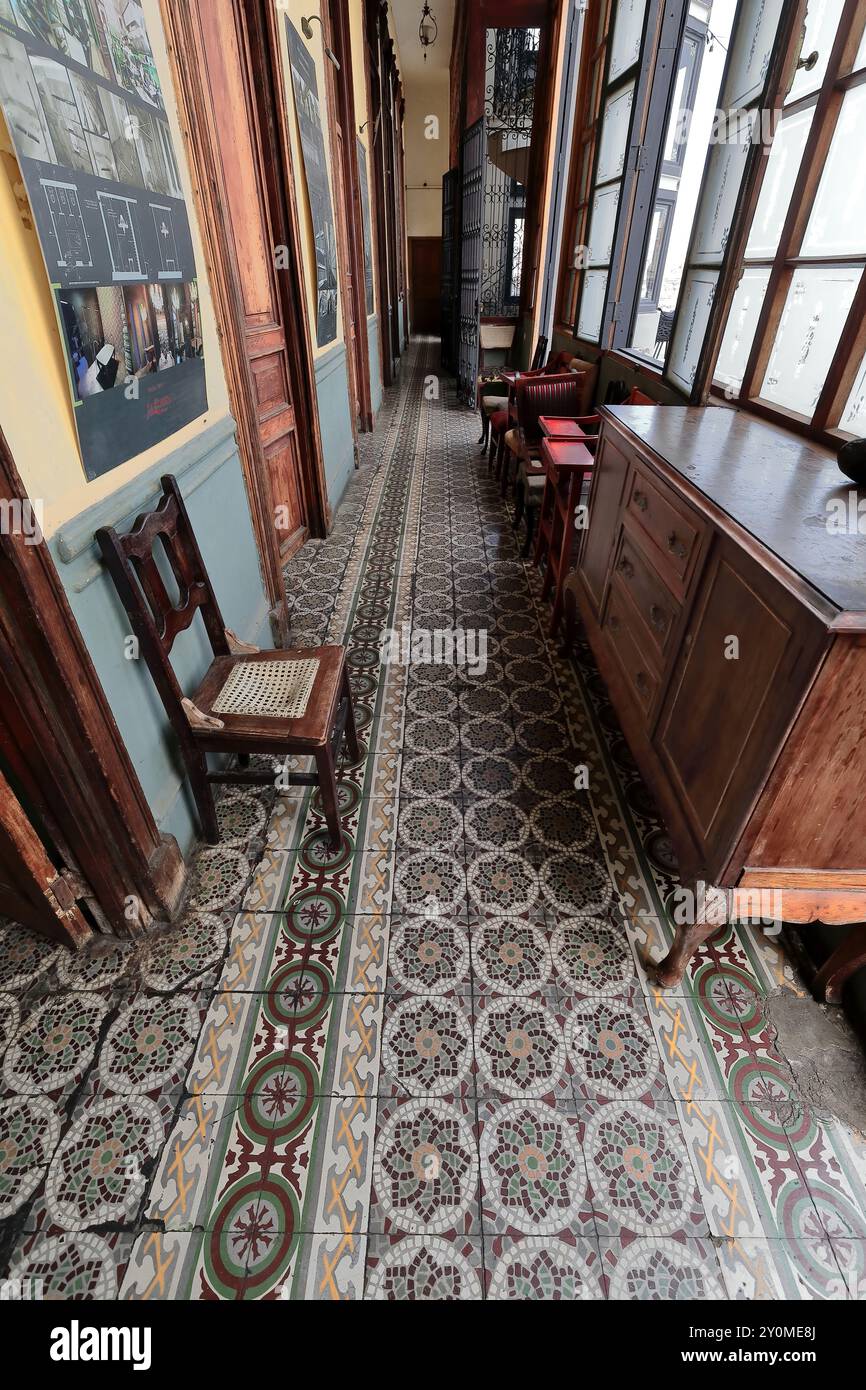 666 eklektisches Gebäude ehemaliges Mansion Camaguey, hydraulischer Boden der Eingangshalle zum renommierten paladar-Privatrestaurant im obersten Stockwerk. Havanna-Kuba. Stockfoto