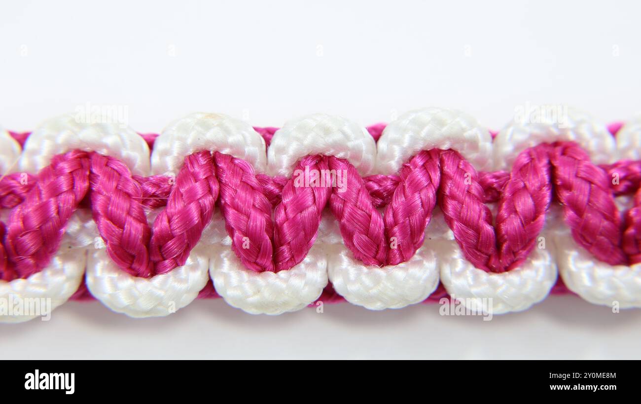 Konzentrieren Sie sich auf die geflochtene Form des bunten Seilarmbands auf weißem Hintergrund im ersten Stock Stockfoto Konzentrieren Sie sich auf die geflochtene Form des bunten Seilarmbands auf weißem Hintergrund im ersten Stock Stockfoto