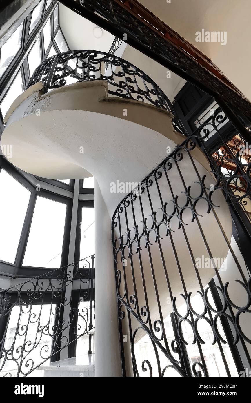 667 eklektisches Gebäude ehemaliges Mansion Camaguey, Diensttreppe, die zur Dachterrasse von der 3. Etage führt, ein renommiertes Restaurant. Havanna-Kuba. Stockfoto