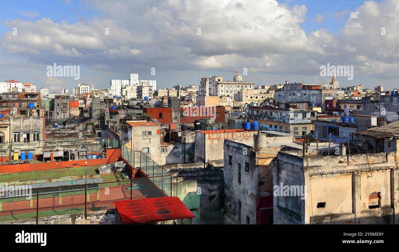 668 ehemaliges Mansion Camaguey, bekanntes paladar-Privatrestaurant im oberen Stockwerk, Blick auf die hohen Gebäude von Bacardi-America-Capitolio-Telefono. Havanna-Kuba Stockfoto