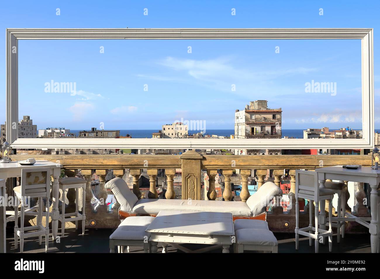 669 Weißer Holzrahmen, der den Blick von der ehemaligen Dachterrasse des Herrenhauses Camaguey umrahmt, das berühmte paladar-Privatrestaurant im oberen Stockwerk. Havanna-Kuba. Stockfoto
