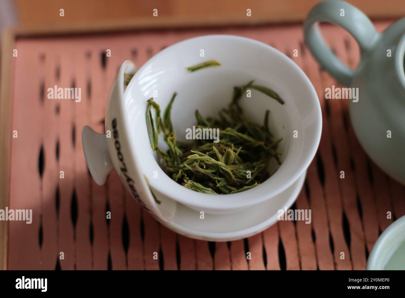 Nahaufnahme eines gaiwan voller lebendiger grüner Teeblätter Stockfoto