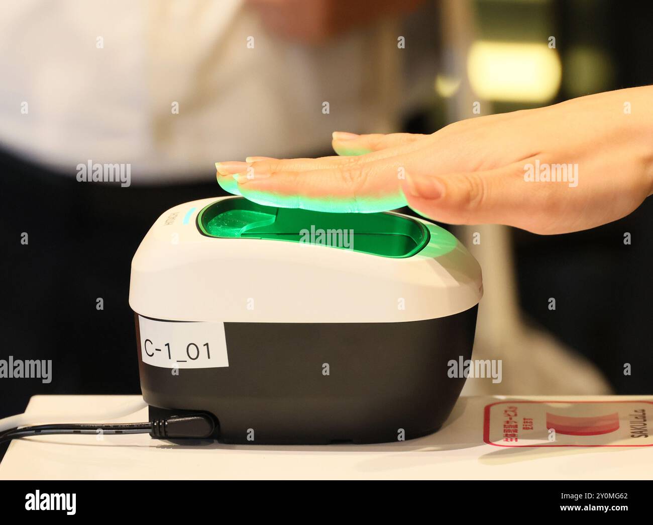 Tokio, Japan. September 2024. Ein Mitarbeiter von Hitachi demonstriert am Dienstag, den 3. September 2024, das biometrische Authentifizierungssystem der Fingervenen des Unternehmens, um Waren zu kaufen. Der japanische High-Tech-Riese Hitachi und Tobu Railway starteten einen digitalen Zahlungsdienst in den Supermärkten und anderen Geschäften der Tobu Group und werden seinen Service wie große Elektrogeräteschäfte und Konvinienzläden erweitern. (Foto: Yoshio Tsunoda/AFLO) Stockfoto