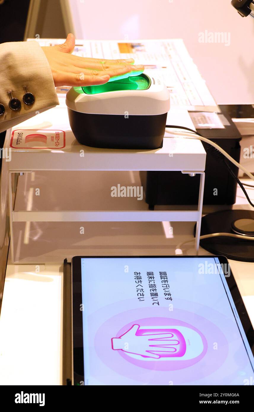 Tokio, Japan. September 2024. Ein Mitarbeiter von Hitachi demonstriert am Dienstag, den 3. September 2024, das biometrische Authentifizierungssystem der Fingervenen des Unternehmens, um Waren zu kaufen. Der japanische High-Tech-Riese Hitachi und Tobu Railway starteten einen digitalen Zahlungsdienst in den Supermärkten und anderen Geschäften der Tobu Group und werden seinen Service wie große Elektrogeräteschäfte und Konvinienzläden erweitern. (Foto: Yoshio Tsunoda/AFLO) Stockfoto